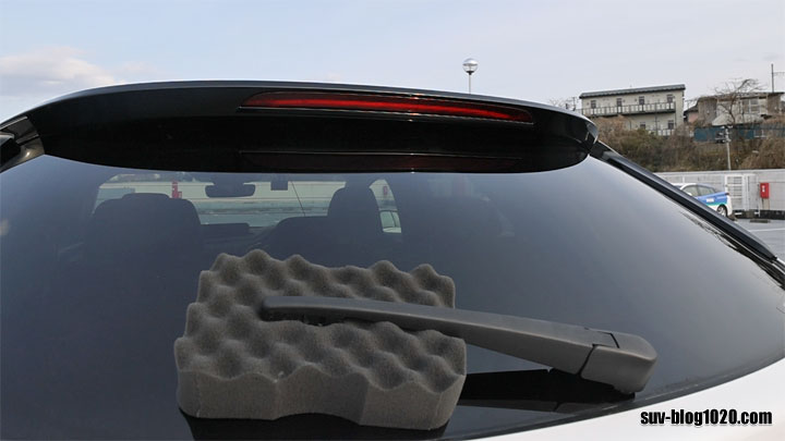 CX-30リアワイパーブレードを下にスポンジを置いて倒す