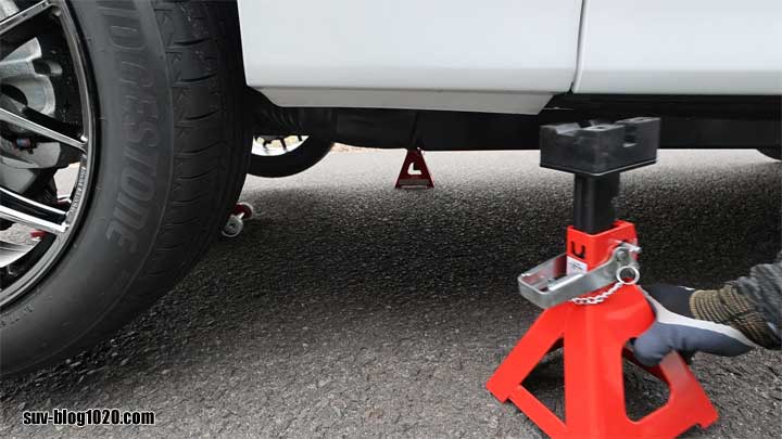 CX-60タイヤ交換 ジャッキスタンドを外す