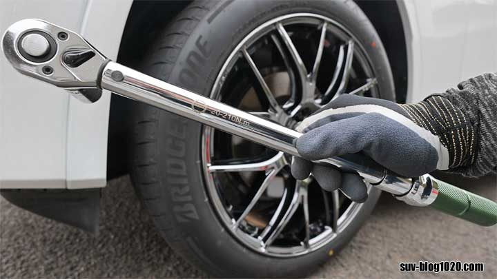 CX-60タイヤ交換 トルクレンチで締める