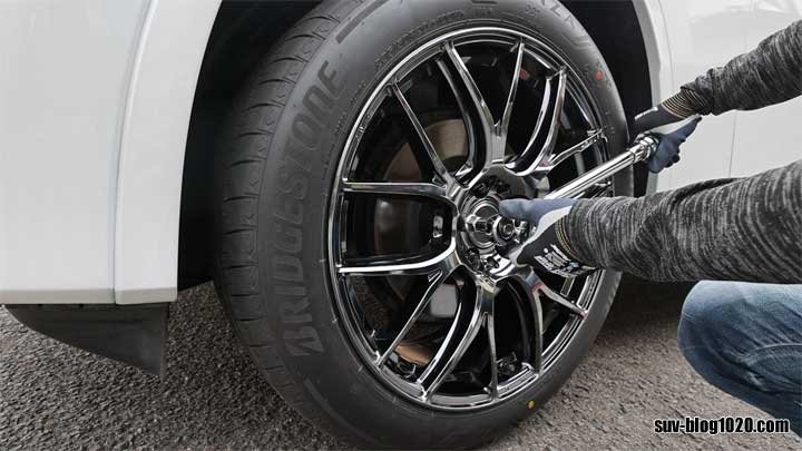 CX-60タイヤ交換 トルクレンチでナットを締めるその2