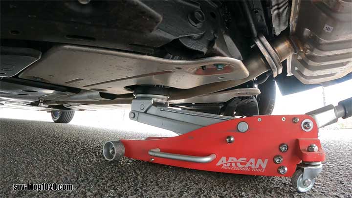 CX-60タイヤ交換 リアのジャッキアップ