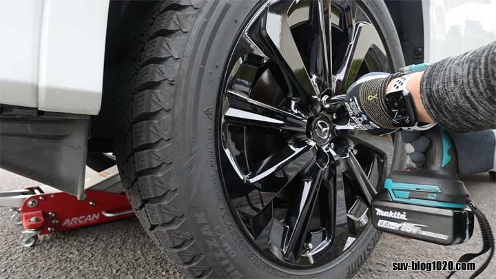 CX-60タイヤ交換 インパクトレンチでナットを外す