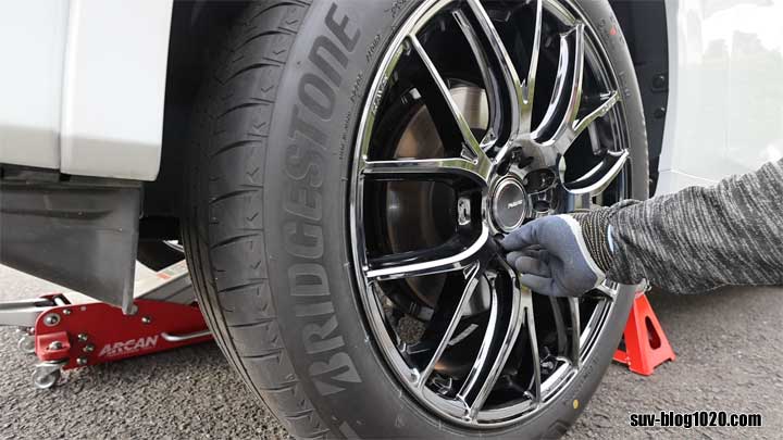 CX-60タイヤ交換 まずナットを手で軽く回す