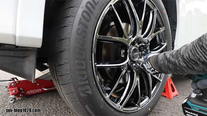 CX-60タイヤ交換 インパクトレンチでナットを締める