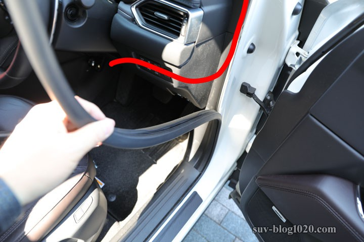 運転席側のウェザーストリップを剥がす
