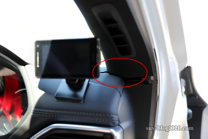 Aピラー内張りの隙間からレーダーの電源コードを出す
