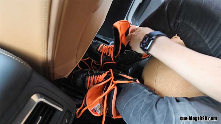 運転手が170cmの場合のリアシートでのスノボブーツ履き