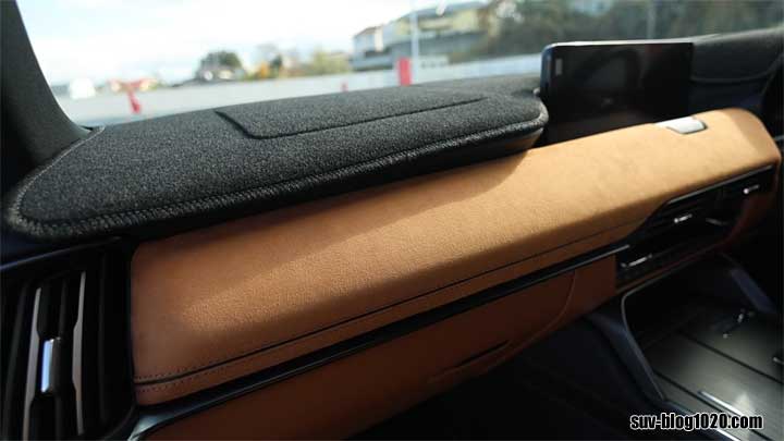 CX-60 納車後1年経過のデコレーションパネル