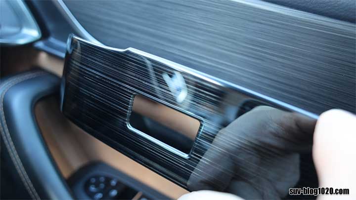 CX-60 ウィンドウスイッチベース タン内装のブラックヘアラインとの違い