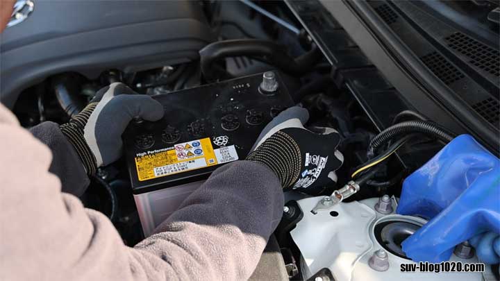 CX-30バッテリー交換 古いバッテリーの取り外し