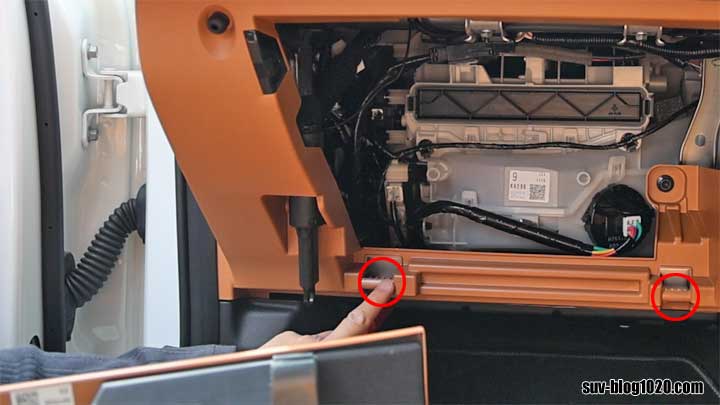 CX-60 エアコンフィルター交換 グローブボックスの足部分を差し込む箇所