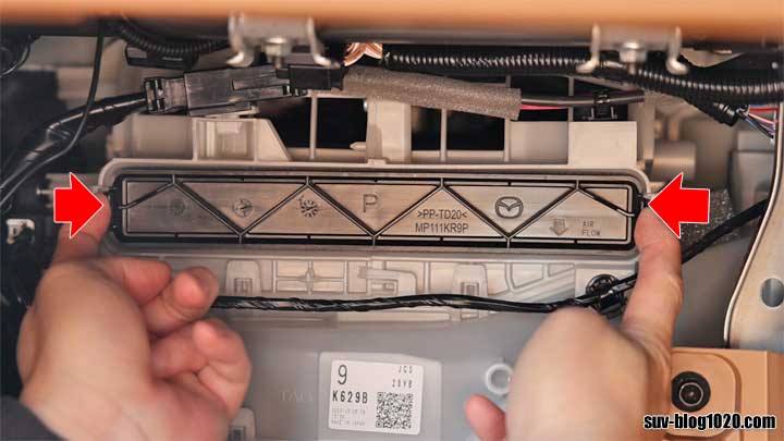 CX-60 エアコンフィルター　古いフィルターを外す