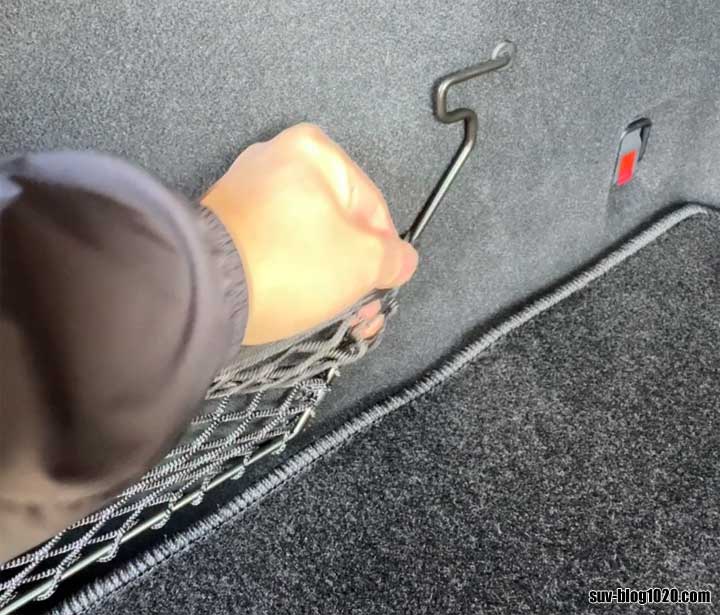 CX-60 仕切りネットを下げる右側