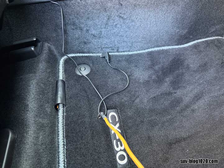 エーモン配線ガイドで配線を運転席足元まで