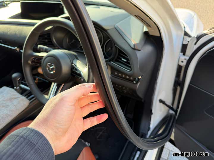 CX-30レーダー取付け ウェザーストリップ外し