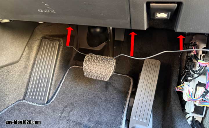 CX-30レーダー取付け 足元の配線格納