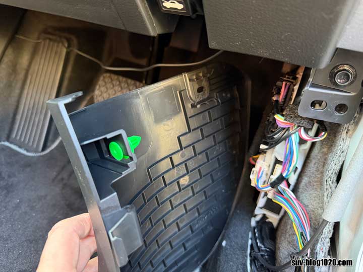 CX-30レーダー取付け 運転席足元カバークリップ外し