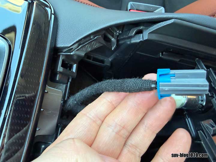 電源ソケット裏 コネクターを外す