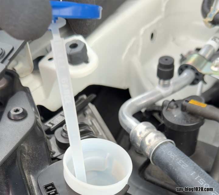 CX-30 ウォッシャータンク キャップを開ける