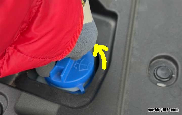 CX-60 ウォッシャータンクのキャップを開ける