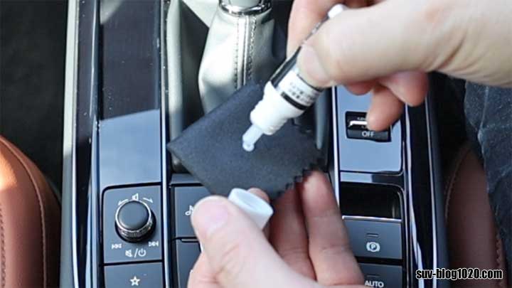 ピアノブラックプロテクターを1滴クロスにつける